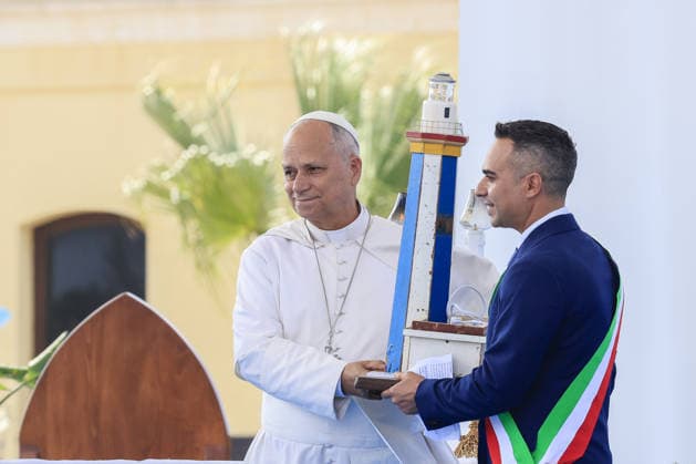 Pope Leo XIV visits the Southern Italian island of Lampedusa LAMPEDUSA, ITALY, JULY 04: Pope Leo XIV (L) receives a gift from Lampedusa s mayor Filippo Mannino (R) before celebrating a mass in the sports field on the occasion of his visit to Lampedusa, Italy, on July 04, 2026. Riccardo De Luca Anadolu Lampedusa Italy. Editorial use only. Please get in touch for any other usage.  Copyright: x2026xAnadoluxRiccardoxDexLucax