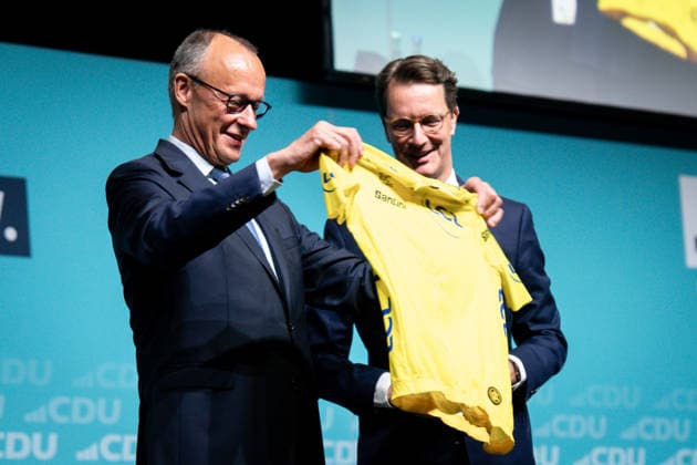 CDU Landesparteitag des Landes Nordrhein-Westfalen in Duesseldorf Hendrik Wuest, Ministerpraesident des Landes Nordrhein-Westfalen ueberreicht Bundeskanzler Friedrich Merz das Gelbe Trikot als Anspielung auf den heutigen Start der Tour de France auf dem CDU Landesparteitag des Landes Nordrhein-Westfalen im Maritim Hotel in NRW, Duesseldorf, 04.07.2026 Duesseldorf Nordrhein-Westfalen Deutschland *** CDU State Party Convention of North Rhine-Westphalia in Düsseldorf Hendrik Wuest, Minister President of North Rhine-Westphalia, presents Chancellor Friedrich Merz with the yellow jersey as a nod to today’s start of the Tour de France at the CDU State Party Convention of North Rhine-Westphalia at the Maritim Hotel in Düsseldorf, July 4, 2026, Dü