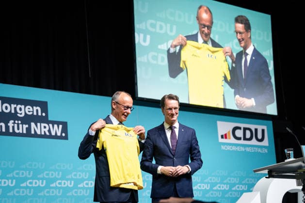 CDU Landesparteitag des Landes Nordrhein-Westfalen in Duesseldorf Hendrik Wuest, Ministerpraesident des Landes Nordrhein-Westfalen ueberreicht Bundeskanzler Friedrich Merz das Gelbe Trikot als Anspielung auf den heutigen Start der Tour de France auf dem CDU Landesparteitag des Landes Nordrhein-Westfalen im Maritim Hotel in NRW, Duesseldorf, 04.07.2026 Duesseldorf Nordrhein-Westfalen Deutschland *** CDU State Party Convention of North Rhine-Westphalia in Düsseldorf Hendrik Wuest, Minister President of North Rhine-Westphalia, presents Chancellor Friedrich Merz with the yellow jersey as a nod to today’s start of the Tour de France at the CDU State Party Convention of North Rhine-Westphalia at the Maritim Hotel in Düsseldorf, July 4, 2026, Dü