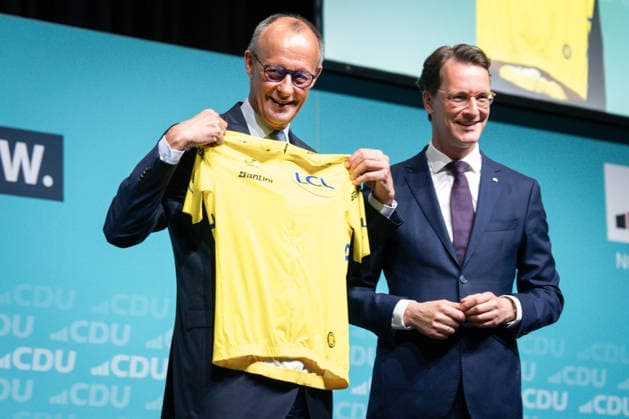 CDU Landesparteitag des Landes Nordrhein-Westfalen in Duesseldorf Hendrik Wuest, Ministerpraesident des Landes Nordrhein-Westfalen ueberreicht Bundeskanzler Friedrich Merz das Gelbe Trikot als Anspielung auf den heutigen Start der Tour de France auf dem CDU Landesparteitag des Landes Nordrhein-Westfalen im Maritim Hotel in NRW, Duesseldorf, 04.07.2026 Duesseldorf Nordrhein-Westfalen Deutschland *** CDU State Party Convention of North Rhine-Westphalia in Düsseldorf Hendrik Wuest, Minister President of North Rhine-Westphalia, presents Chancellor Friedrich Merz with the yellow jersey as a nod to today’s start of the Tour de France at the CDU State Party Convention of North Rhine-Westphalia at the Maritim Hotel in Düsseldorf, July 4, 2026, Dü