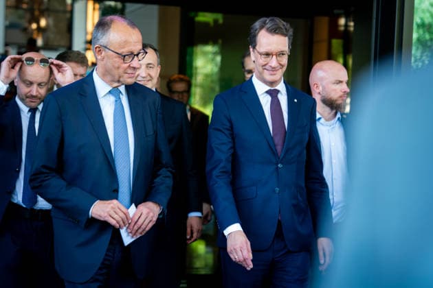 CDU Landesparteitag des Landes Nordrhein-Westfalen in Duesseldorf Bundeskanzler Friedrich Merz und Hendrik Wuest, Ministerpraesident des Landes Nordrhein-Westfalen verlassen gemeinsam den CDU Landesparteitag des Landes Nordrhein-Westfalen im Maritim Hotel in NRW, Duesseldorf, 04.07.2026 Duesseldorf Nordrhein-Westfalen Deutschland *** CDU State Party Convention of North Rhine-Westphalia in Düsseldorf: Federal Chancellor Friedrich Merz and Hendrik Wuest, Minister-President of North Rhine-Westphalia, leave the CDU State Party Convention of North Rhine-Westphalia together at the Maritim Hotel in Düsseldorf, North Rhine-Westphalia, July 4, 2026, Düsseldorf, North Rhine-Westphalia, Germany