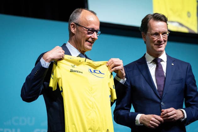 CDU Landesparteitag des Landes Nordrhein-Westfalen in Duesseldorf Hendrik Wuest, Ministerpraesident des Landes Nordrhein-Westfalen ueberreicht Bundeskanzler Friedrich Merz das Gelbe Trikot als Anspielung auf den heutigen Start der Tour de France auf dem CDU Landesparteitag des Landes Nordrhein-Westfalen im Maritim Hotel in NRW, Duesseldorf, 04.07.2026 Duesseldorf Nordrhein-Westfalen Deutschland *** CDU State Party Convention of North Rhine-Westphalia in Düsseldorf: Hendrik Wuest, Minister President of North Rhine-Westphalia, presents Chancellor Friedrich Merz with the yellow jersey as a nod to today’s start of the Tour de France at the CDU State Party Convention of North Rhine-Westphalia at the Maritim Hotel in Düsseldorf, July 4, 2026, D