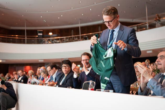 CDU Landesparteitag des Landes Nordrhein-Westfalen in Duesseldorf Carsten Linnemann Mitglied des Deutschen Bundestages bekommt das gruene Trikot als Anspielung auf den heutigen Start der Tour de France auf dem CDU Landesparteitag des Landes Nordrhein-Westfalen im Maritim Hotel in NRW, Duesseldorf, 04.07.2026 Duesseldorf Nordrhein-Westfalen Deutschland *** CDU State Party Convention of North Rhine-Westphalia in Düsseldorf: Carsten Linnemann, Member of the German Bundestag, is presented with the green jersey as a nod to today’s start of the Tour de France at the CDU State Party Convention of North Rhine-Westphalia at the Maritim Hotel in Düsseldorf, North Rhine-Westphalia, July 4, 2026, Düsseldorf, North Rhine-Westphalia, Germany