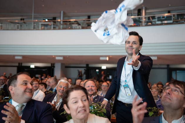 CDU Landesparteitag des Landes Nordrhein-Westfalen in Duesseldorf Johannes Winkel, Bundesvorsitzender der Jungen Union, MDB bekommt ein Fahrradtrikot als Anspielung und Metapher auf den heutigen Start der Tour de France auf dem CDU Landesparteitag des Landes Nordrhein-Westfalen im Maritim Hotel in NRW, Duesseldorf, 04.07.2026 Duesseldorf Nordrhein-Westfalen Deutschland *** CDU State Party Convention of North Rhine-Westphalia in Düsseldorf: Johannes Winkel, Federal Chairman of the Junge Union and Member of the Bundestag, receives a cycling jersey as a nod to and metaphor for today’s start of the Tour de France at the CDU State Party Convention of North Rhine-Westphalia at the Maritim Hotel in Düsseldorf, North Rhine-Westphalia, July 4, 2
