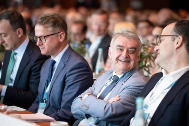 CDU Landesparteitag des Landes Nordrhein-Westfalen in Duesseldorf Herbert Reul, Innenminister des Landes Nordrhein-Westfalen im Gespraech mit Jens Spahn stellvertretender Vorsitzender der CDU CSU-Bundestagsfraktion und Carsten Linnemann Mitglied des Deutschen Bundestages auf dem CDU Landesparteitag des Landes Nordrhein-Westfalen im Maritim Hotel in NRW, Duesseldorf, 04.07.2026 Duesseldorf Nordrhein-Westfalen Deutschland *** CDU State Party Convention of North Rhine-Westphalia in Düsseldorf: Herbert Reul, Minister of the Interior of North Rhine-Westphalia, in conversation with Jens Spahn, Deputy Chairman of the CDU CSU parliamentary group in the Bundestag, and Carsten Linnemann, Member of the German Bundestag, at the CDU State Party Con