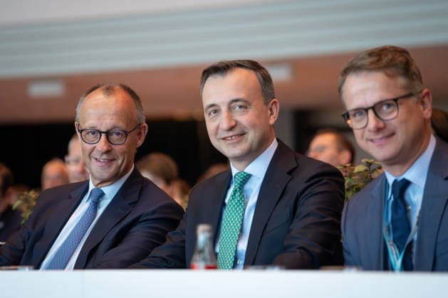 CDU Landesparteitag des Landes Nordrhein-Westfalen in Duesseldorf Bundeskanzler Friedrich Merz gemeinsam mit Paul Ziemiak, Bundestagsabgeordneter und Carsten Linnemann Mitglied des Deutschen Bundestages auf dem CDU Landesparteitag des Landes Nordrhein-Westfalen im Maritim Hotel in NRW, Duesseldorf, 04.07.2026 Duesseldorf Nordrhein-Westfalen Deutschland *** CDU State Party Convention of North Rhine-Westphalia in Düsseldorf: Federal Chancellor Friedrich Merz, together with Paul Ziemiak, Member of the Bundestag, and Carsten Linnemann, Member of the German Bundestag, at the CDU State Party Convention of North Rhine-Westphalia at the Maritim Hotel in Düsseldorf, North Rhine-Westphalia, July 4, 2026, Düsseldorf, North Rhine-Westphalia, Germany