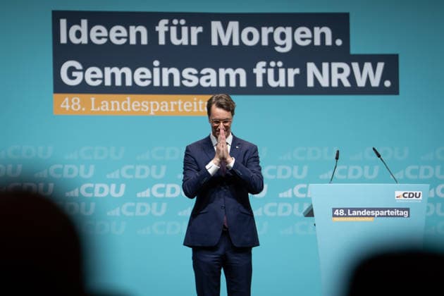 CDU Landesparteitag des Landes Nordrhein-Westfalen in Duesseldorf Hendrik Wuest, Ministerpraesident des Landes Nordrhein-Westfalen unter Beifall am Ende seiner Rede auf dem CDU Landesparteitag des Landes Nordrhein-Westfalen im Maritim Hotel in NRW, Duesseldorf, 04.07.2026 Duesseldorf Nordrhein-Westfalen Deutschland *** CDU State Party Convention of North Rhine-Westphalia in Düsseldorf: Hendrik Wuest, Minister-President of North Rhine-Westphalia, receives applause at the end of his speech at the CDU State Party Convention of North Rhine-Westphalia at the Maritim Hotel in Düsseldorf, North Rhine-Westphalia, July 4, 2026, Düsseldorf, North Rhine-Westphalia, Germany