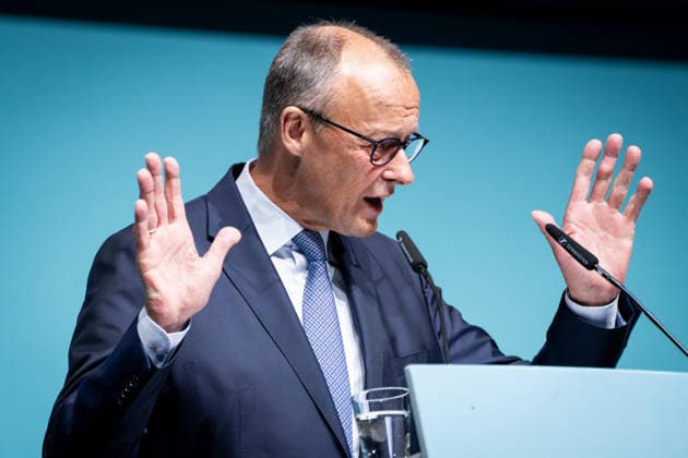 CDU Landesparteitag des Landes Nordrhein-Westfalen in Duesseldorf Bundeskanzler Friedrich Merz mit energischer Geste bei seiner Rede auf dem CDU Landesparteitag des Landes Nordrhein-Westfalen im Maritim Hotel in NRW, Duesseldorf, 04.07.2026 Duesseldorf Nordrhein-Westfalen Deutschland *** CDU State Party Convention of North Rhine-Westphalia in Düsseldorf: Federal Chancellor Friedrich Merz makes an energetic gesture during his speech at the CDU State Party Convention of North Rhine-Westphalia at the Maritim Hotel in Düsseldorf, North Rhine-Westphalia, July 4, 2026. Düsseldorf, North Rhine-Westphalia, Germany