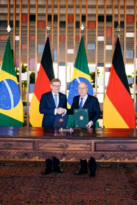 Johann Wadephul (CDU), Bundesaussenminister, aufgenommen zusammen mit Mauro Vieira, Aussenminister der Foederativen Republik Brasilien im Rahmen einer Unterzeichnung einer Absichtserklaerung zum Diplomatenaustausch zwischen dem Auswaertigen Amt und dem brasilianischen Aussenministerium durch den Bundesminister und den brasilianischen Aussenminister in Brasilia, 03.07.2026. Fotografiert im Auftrag des Auswaertigen Amtes (AA) Brasilia Brasilien *** Johann Wadephul (CDU), Federal Minister of Foreign Affairs, pictured with Mauro Vieira, Foreign Minister of the Federative Republic of Brazil, during the signing of a memorandum of understanding on diplomatic exchanges between the Federal Foreign Office and the Brazilian Ministry of Foreign Affair Copyright: xFelixxZahnx