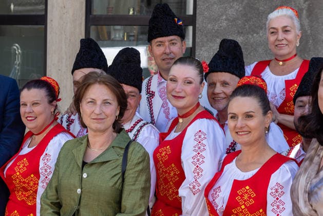 Eröffnung des Rumänischen Sommerfests 2026, Nürnberg, 04.07.2026 I.E. Frau Adriana-Loreta StÄƒnescu, Außerordentliche und bevollmächtigte Botschafterin, posiert mit einer Folkloregruppe in traditionellen rumänischen Trachten. Die Gruppe trägt weiß-rote Kostüme mit bestickten Mustern, die Männer schwarze Pelzmützen. StÄƒnescu lächelt ruhig und selbstbewusst in die Kamera. Nürnberg Bayern Deutschland *** Opening of the 2026 Romanian Summer Festival, Nuremberg, July 4, 2026 Ms. Adriana Loreta Stanescu, Ambassador Extraordinary and Plenipotentiary, poses with a folk dance group in traditional Romanian costumes. The group wears white and red costumes with embroidered patterns; the men wear black fur hats. Stanescu smiles calmly a 20260704-286A1143-M4000