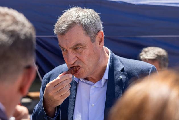 News Themen der Woche KW27 News Bilder des Tages Bayerischer Ministerpräsident Dr. Markus Söder (CSU) eröffnet Rumänisches Sommerfest, Nürnberg, 04.07.2026 Bayerischer Ministerpräsident Dr. Markus Söder (CSU) isst Mici, ein traditionelles rumänisches Grillgericht. Sein Gesichtsausdruck wirkt konzentriert und genießerisch. Nürnberg Bayern Deutschland *** Bavarian Minister-President Dr. Markus Söder (CSU) opens the Romanian Summer Festival, Nuremberg, July 4, 2026. Bavarian Minister-President Dr. Markus Söder (CSU) eats mici, a traditional Romanian grilled dish. His expression appears focused and one of pure enjoyment. Nuremberg, Bavaria, Germany 20260704-286A1056-M4000