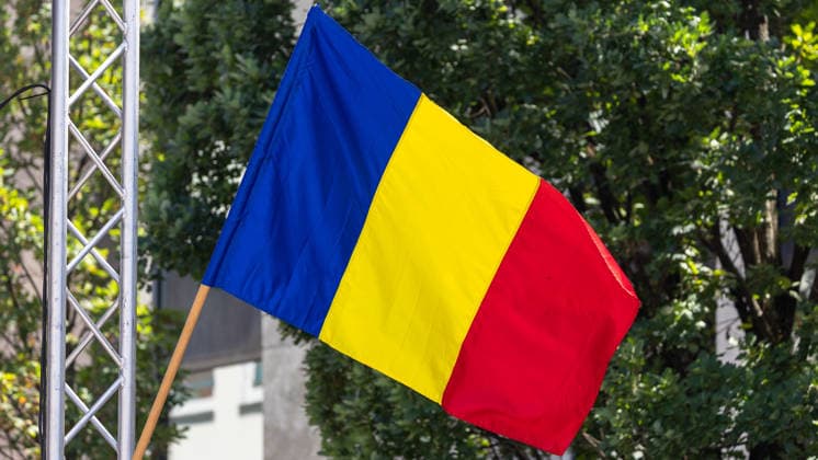 Eröffnung des Rumänischen Sommerfests 2026, Nürnberg, 04.07.2026 Die rumänische Nationalflagge in den Farben Blau, Gelb und Rot weht an einem Holzmast bei sonnigem Wetter. Im Hintergrund sind Bäume und ein Metallgitterturm sichtbar. Nürnberg Bayern Deutschland *** Opening of the 2026 Romanian Summer Festival, Nuremberg, July 4, 2026. The Romanian national flag—in blue, yellow, and red—flies from a wooden flagpole in sunny weather. Trees and a metal lattice tower are visible in the background. Nuremberg, Bavaria, Germany 20260704-1V9A5117-M4000