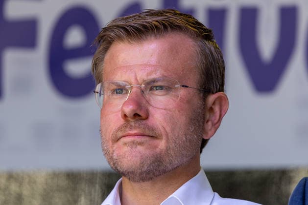 Eröffnung des Rumänischen Sommerfests 2026, Nürnberg, 04.07.2026 Oberbürgermeister Marcus König (CSU) mit ernstem, nachdenklichem Gesichtsausdruck bei der Eröffnung des Rumänischen Sommerfests. Im Hintergrund ist ein blau-weißes Banner mit dem Schriftzug Festival zu erkennen. Nürnberg Bayern Deutschland *** Opening of the 2026 Romanian Summer Festival, Nuremberg, July 4, 2026 Mayor Marcus König (CSU) with a serious, pensive expression at the opening of the Romanian Summer Festival. In the background, a blue-and-white banner with the word Festival can be seen. Nuremberg, Bavaria, Germany 20260704-1V9A4803-M4000