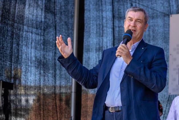 Bayerischer Ministerpräsident Dr. Markus Söder (CSU) eröffnet Rumänisches Sommerfest, Nürnberg, 04.07.2026 Dr. Markus Söder, Bayerischer Ministerpräsident (CSU), spricht mit Mikrofon in der Hand und erklärender Handgeste. Der Gesichtsausdruck ist energisch und engagiert, der Mund leicht geöffnet, der Blick nach vorne gerichtet eine lebhafte, betonte Redegeste. Nürnberg Bayern Deutschland *** Bavarian Minister-President Dr. Markus Söder (CSU) opens the Romanian Summer Festival, Nuremberg, July 4, 2026 Dr. Markus Söder, Bavarian Minister-President (CSU), speaks with a microphone in his hand and an explanatory hand gesture. His facial expression is energetic and engaged, his mouth slightly open, his gaze directed forward—a livel 20260704-286A1171-M4000