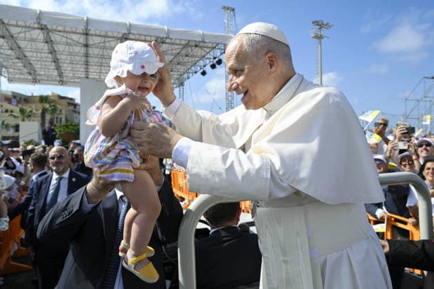 Pope Leo XIV Visits Lampedusa - Italy Pope Leo XIV celebrates a mass on the southern Italian island of Lampedusa on July 4, 2026 during a pastoral visit to the island at the crossroads of migrations routes from North Africa to Europe. Pope Leo XIV condemned the brutal treatment of migrants and refugees and the loss of life at sea, urging the world to concretely and compassionately respond to the ‘enormity of suffering’. Photo by (EV) Simone Risoluti Vatican Media ABACAPRESS.COM Lampedusa Italy  Copyright: xABACAx