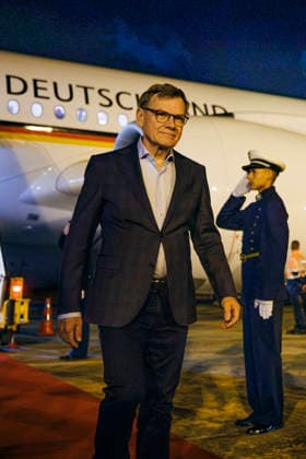 Johann Wadephul (CDU), Bundesaussenminister, aufgenommen beim Verlassen eines Flugzeuges der Flugbereitschaft der Bundeswehr in Brasilia, 03.07.2026. Fotografiert im Auftrag des Auswaertigen Amtes (AA) Brasilia Brasilien *** Johann Wadephul, CDU, Federal Minister of Foreign Affairs, photographed as he disembarks from a Bundeswehr Special Flight Unit aircraft in Brasília, July 3, 2026. Photographed on behalf of the Federal Foreign Office (AA) in Brasília, Brazil. Copyright: xFelixxZahnx