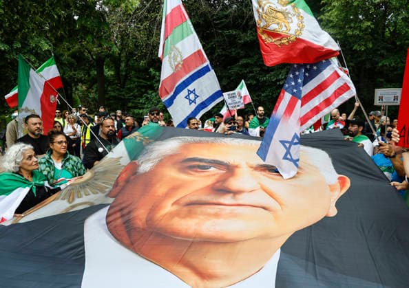 Iran Demonstration an der US Botschaft Zum 250. Jahrestag der amerikanischen Unabhängigkeit demonstrieren Iraner mit Bildern von Reza Pahlavi und israelischen und amerikanischen Flaggen an der ameriikanischen Botschaft in Berlin. Die Iraner fordern Demokratie und das Ende des islamistischn Terroregimes im Iran, 04.07.2026. Berlin Berlin Deutschland *** Iran: Protest at the U.S. Embassy On the 250th anniversary of American independence, Iranians are protesting at the U.S. Embassy in Berlin, carrying pictures of Reza Pahlavi and Israeli and American flags. The Iranians are calling for democracy and an end to the Islamist terrorist regime in Iran, July 4, 2026, Berlin, Germany