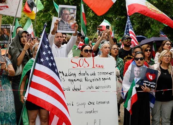 Iran Demonstration an der US Botschaft Zum 250. Jahrestag der amerikanischen Unabhängigkeit demonstrieren Iraner mit Bildern von Reza Pahlavi und israelischen und amerikanischen Flaggen an der ameriikanischen Botschaft in Berlin. Die Iraner fordern Demokratie und das Ende des islamistischn Terroregimes im Iran, 04.07.2026. Berlin Berlin Deutschland *** Iran: Protest at the U.S. Embassy On the 250th anniversary of American independence, Iranians are protesting at the U.S. Embassy in Berlin, carrying pictures of Reza Pahlavi and Israeli and American flags. The Iranians are calling for democracy and an end to the Islamist terrorist regime in Iran, July 4, 2026, Berlin, Germany
