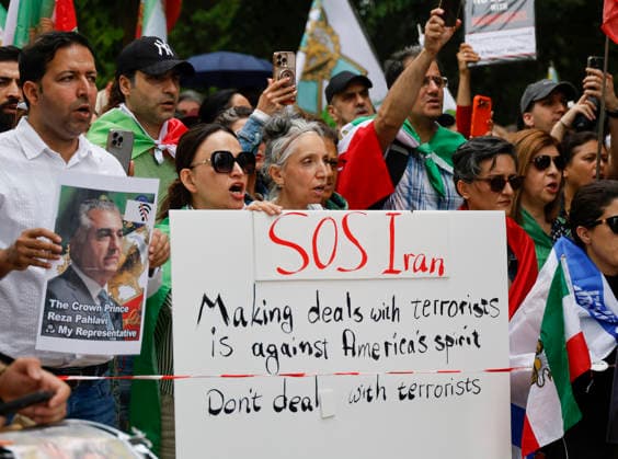 Iran Demonstration an der US Botschaft Zum 250. Jahrestag der amerikanischen Unabhängigkeit demonstrieren Iraner mit Bildern von Reza Pahlavi und israelischen und amerikanischen Flaggeni an derameriikanischen Botschaft in Berlin. Die Iraner fordern Demokratie und das Ende des islamistischn Terroregimes im Iran, 04.07.2026. Berlin Berlin Deutschland *** Iran: Protest at the U.S. Embassy On the 250th anniversary of American independence, Iranians are protesting at the U.S. Embassy in Berlin, carrying pictures of Reza Pahlavi and Israeli and American flags. The Iranians are calling for democracy and an end to the Islamist terrorist regime in Iran, July 4, 2026, Berlin, Germany