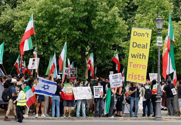 Iran Demonstration an der US Botschaft Zum 250. Jahrestag der amerikanischen Unabhängigkeit demonstrieren Iraner mit Bildern von Reza Pahlavi und israelischen und amerikanischen Flaggen an der ameriikanischen Botschaft in Berlin. Die Iraner fordern Demokratie und das Ende des islamistischn Terroregimes im Iran, 04.07.2026. Berlin Berlin Deutschland *** Iran: Protest at the U.S. Embassy On the 250th anniversary of American independence, Iranians are protesting at the U.S. Embassy in Berlin, carrying pictures of Reza Pahlavi and Israeli and American flags. The Iranians are calling for democracy and an end to the Islamist terrorist regime in Iran, July 4, 2026, Berlin, Germany