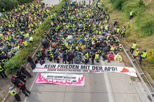 Erfurt Proteste gegen den AfD-Bundesparteitag in Erfurt, 04.07.2026 Im Mehrere hundert Menschen eines Finger von Widersetzen blockiert die Autobahn A71 bei Erfurt. Auf einem Transparent steht Kein Frieden mit der AfD . Tausende haben am Samstag, 04.07.2026, in Erfurt gegen den Bundesparteitag der Alternative fuer Deutschland (AfD) demonstriert. Das Buendnis Widersetzen hatte zu Blockaden der Zufahrtswege aufgerufen. Proteste gegen den AfD-Bundesparteitag in Erfurt, 04.07.2026. *** Erfurt: Protests against the AfD National Party Convention in Erfurt, July 4, 2026. Several hundred people from the Widersetzen coalition blocked the A71 highway near Erfurt. A banner read, No Peace with the AfD. Thousands protested on Saturday, July 4 Copyright: xEibner-Pressefoto FabianxSteffenx EP_FSS
