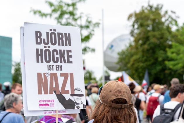 Erfurt Proteste gegen den AfD-Bundesparteitag in Erfurt, 04.07.2026 Auf dem Bild ein Schild mit der Aufschrift Bjoern Hoecke ist ein Nazi Tausende haben am Samstag, 04.07.2026, in Erfurt gegen den Bundesparteitag der Alternative fuer Deutschland (AfD) demonstriert. Das Buendnis Widersetzen hatte zu Blockaden der Zufahrtswege aufgerufen. Proteste gegen den AfD-Bundesparteitag in Erfurt, 04.07.2026. *** Erfurt: Protests against the AfD National Party Convention in Erfurt, July 4, 2026. The photo shows a sign reading Bjoern Hoecke is a Nazi. Thousands protested on Saturday, July 4, 2026, in Erfurt against the national party convention of Alternative for Germany (AfD). The Widersetzen coalition had called for blockades of the access r Copyright: xEibner-Pressefoto FabianxSteffenx EP_FSS