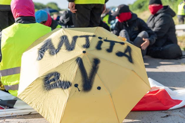 Erfurt Proteste gegen den AfD-Bundesparteitag in Erfurt, 04.07.2026 Im Ein Regenschirm auf dem Antifa e.V. steht. Tausende haben am Samstag, 04.07.2026, in Erfurt gegen den Bundesparteitag der Alternative fuer Deutschland (AfD) demonstriert. Das Buendnis Widersetzen hatte zu Blockaden der Zufahrtswege aufgerufen. Proteste gegen den AfD-Bundesparteitag in Erfurt, 04.07.2026. *** Erfurt: Protests against the AfD National Party Convention in Erfurt, July 4, 2026. A sign on an umbrella reading Antifa e.V. : Thousands gathered on Saturday, July 4, 2026, in Erfurt against the federal party convention of the Alternative for Germany (AfD). The Widersetzen alliance had called for blockades of the access roads. Protests against the AfD fede Copyright: xEibner-Pressefoto FabianxSteffenx EP_FSS
