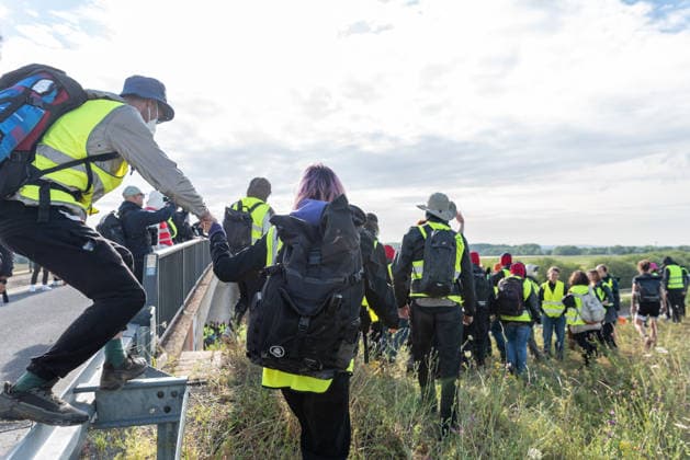 Erfurt Proteste gegen den AfD-Bundesparteitag in Erfurt, 04.07.2026 Im Mehrere hundert Menschen eines Finger von Widersetzen blockiert die Autobahn A71 bei Erfurt. Vom Hang laufen weitere Aktivisten auf die Fahrbahn. Tausende haben am Samstag, 04.07.2026, in Erfurt gegen den Bundesparteitag der Alternative fuer Deutschland (AfD) demonstriert. Das Buendnis Widersetzen hatte zu Blockaden der Zufahrtswege aufgerufen. Proteste gegen den AfD-Bundesparteitag in Erfurt, 04.07.2026. *** Erfurt: Protests against the AfD National Party Convention in Erfurt, July 4, 2026. Several hundred people from the Widersetzen coalition blocked the A71 highway near Erfurt. More activists ran onto the roadway from the hillside. Thousands protested on Satu Copyright: xEibner-Pressefoto FabianxSteffenx EP_FSS