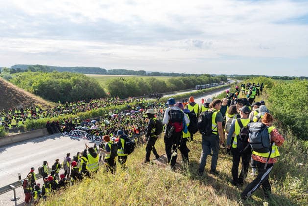 Erfurt Proteste gegen den AfD-Bundesparteitag in Erfurt, 04.07.2026 Im Mehrere hundert Menschen eines Finger von Widersetzen blockiert die Autobahn A71 bei Erfurt. Vom Hang laufen weitere Aktivisten auf die Fahrbahn. Tausende haben am Samstag, 04.07.2026, in Erfurt gegen den Bundesparteitag der Alternative fuer Deutschland (AfD) demonstriert. Das Buendnis Widersetzen hatte zu Blockaden der Zufahrtswege aufgerufen. Proteste gegen den AfD-Bundesparteitag in Erfurt, 04.07.2026. *** Erfurt: Protests against the AfD National Party Convention in Erfurt, July 4, 2026. Several hundred people from the Widersetzen coalition blocked the A71 highway near Erfurt. More activists ran onto the roadway from the hillside. Thousands protested on Satu Copyright: xEibner-Pressefoto FabianxSteffenx EP_FSS