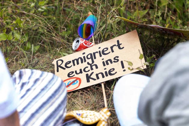 Wegen des AfD-Bundesparteitags am Wochenende in Erfurt fanden am Samstag (04.07.2026) zahlreiche Blockaden und Kundgebungen statt. Das Aktionsbuendnis Widersetzen hatte die Blockade saemtlicher Zufahrtswege zum Veranstaltungsort im Messezentrum angekuendigt. Ab 5.30 Uhr am Samstag sollten die Anfahrtsstrassen zur Messe besetzt werden. Das Aktionsbuendnis rechnet mit rund 10.000 beteiligten Demonstrierenden. Nach Angaben der Stadtverwaltung vom Freitagabend sind mehr als 30 Versammlungen von Gegnern der AfD im gesamten Stadtgebiet angemeldet worden. Getragen werden die Proteste von einem Buendnis aus Parteien, Gewerkschaften, Kirchen und zivilgesellschaftlichen Organisationen. Viele Delegierte erreichten die Messe bereits vor den angekuend Copyright: epd-bild Paul-PhilippxBraun 04062026-ppb--97