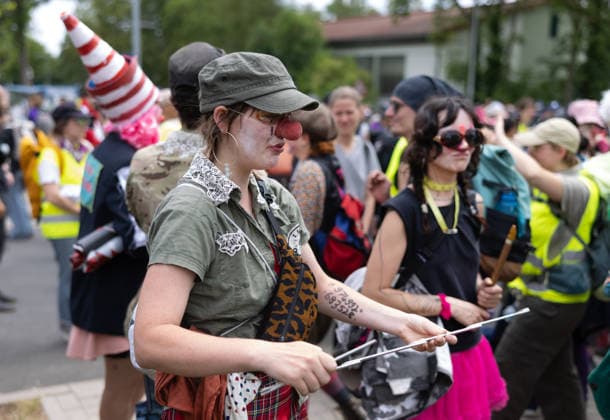 Wegen des AfD-Bundesparteitags am Wochenende in Erfurt fanden am Samstag (04.07.2026) zahlreiche Blockaden und Kundgebungen statt. Das Aktionsbuendnis Widersetzen hatte die Blockade saemtlicher Zufahrtswege zum Veranstaltungsort im Messezentrum angekuendigt. Ab 5.30 Uhr am Samstag sollten die Anfahrtsstrassen zur Messe besetzt werden. Das Aktionsbuendnis rechnet mit rund 10.000 beteiligten Demonstrierenden. Nach Angaben der Stadtverwaltung vom Freitagabend sind mehr als 30 Versammlungen von Gegnern der AfD im gesamten Stadtgebiet angemeldet worden. Getragen werden die Proteste von einem Buendnis aus Parteien, Gewerkschaften, Kirchen und zivilgesellschaftlichen Organisationen. Viele Delegierte erreichten die Messe bereits vor den angekuend Copyright: epd-bild Paul-PhilippxBraun 04062026-ppb--105