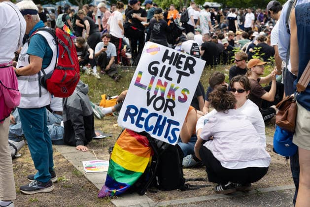 Wegen des AfD-Bundesparteitags am Wochenende in Erfurt fanden am Samstag (04.07.2026) zahlreiche Blockaden und Kundgebungen statt. Das Aktionsbuendnis Widersetzen hatte die Blockade saemtlicher Zufahrtswege zum Veranstaltungsort im Messezentrum angekuendigt. Ab 5.30 Uhr am Samstag sollten die Anfahrtsstrassen zur Messe besetzt werden. Das Aktionsbuendnis rechnet mit rund 10.000 beteiligten Demonstrierenden. Nach Angaben der Stadtverwaltung vom Freitagabend sind mehr als 30 Versammlungen von Gegnern der AfD im gesamten Stadtgebiet angemeldet worden. Getragen werden die Proteste von einem Buendnis aus Parteien, Gewerkschaften, Kirchen und zivilgesellschaftlichen Organisationen. Viele Delegierte erreichten die Messe bereits vor den angekuend Copyright: epd-bild Paul-PhilippxBraun 04062026-ppb--93