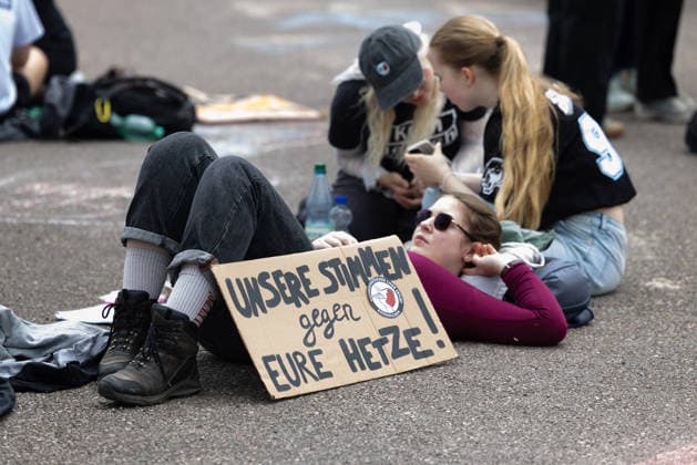Wegen des AfD-Bundesparteitags am Wochenende in Erfurt fanden am Samstag (04.07.2026) zahlreiche Blockaden und Kundgebungen statt. Das Aktionsbuendnis Widersetzen hatte die Blockade saemtlicher Zufahrtswege zum Veranstaltungsort im Messezentrum angekuendigt. Ab 5.30 Uhr am Samstag sollten die Anfahrtsstrassen zur Messe besetzt werden. Das Aktionsbuendnis rechnet mit rund 10.000 beteiligten Demonstrierenden. Nach Angaben der Stadtverwaltung vom Freitagabend sind mehr als 30 Versammlungen von Gegnern der AfD im gesamten Stadtgebiet angemeldet worden. Getragen werden die Proteste von einem Buendnis aus Parteien, Gewerkschaften, Kirchen und zivilgesellschaftlichen Organisationen. Viele Delegierte erreichten die Messe bereits vor den angekuend Copyright: epd-bild Paul-PhilippxBraun 04062026-ppb--99