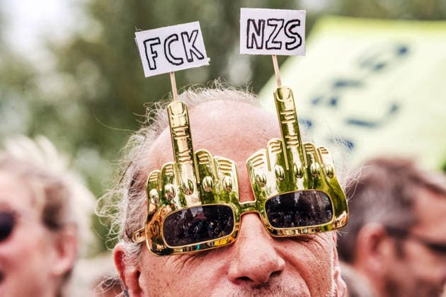 FCK NZS, Demonstrant mit origineller Brille und Ant-Nazi-Parole, bei Hauptkundgebung gegen den AfD-Bundesparteitag an diesem Wochenende, Zehntausende protestieren an der Messe Erfurt, wo der AfD Parteitag stattfindet, Erfurt, 4. Juli 2026 Deutschland, Erfurt, 4. Juli 2026, FCK NZS, Demonstrant mit origineller Brille und Ant-Nazi-Parole bei Hauptkundgebung gegen den AfD-Bundesparteitag an diesem Wochenende, Kundgebung organisiert vom DGB und dem Bündnis Zusammenstehen, Zehntausende protestieren an der Messe Erfurt, wo der AfD Parteitag stattfindet, Protestbewegung, Politik, Thüringen *** FCK NZS, a protester wearing unique glasses and holding an anti-Nazi sign, at the main rally against the AfD national party convention this weekend; ten