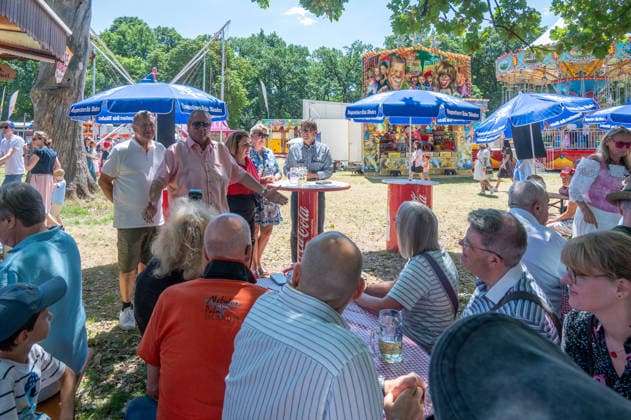 Muenchen, 68. Magdalenenfest im Koeniglichen Hirschgarten,. Eröffnung mit Ehrengaesten durch Robert Eckl *** Munich, 68th Magdalenenfest at the Royal Hirschgarten, opening ceremony with guests of honor hosted by Robert Eckl