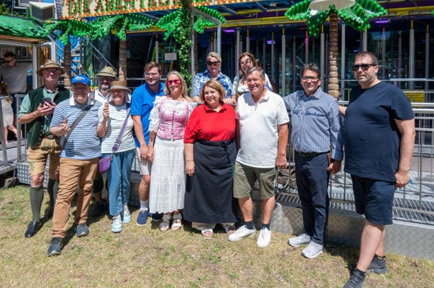 Muenchen, 68. Magdalenenfest im Koeniglichen Hirschgarten,. die Ehrengaeste mit den Stadtraeten , Marktkaufleuten und Schaustellern *** Munich, the 68th Feast of St. Magdalene in the Royal Hirschgarten; the guests of honor with city council members, market merchants, and carnival operators