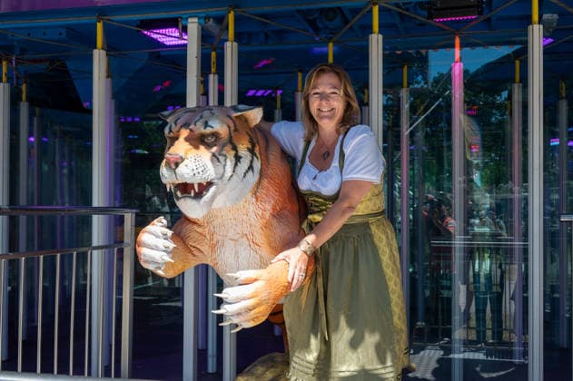 Muenchen, 68. Magdalenenfest im Koeniglichen Hirschgarten,. Wiesnstadtraetin Anja Berger mit Tiger an einem Laufgrschaeft *** Munich, 68th Magdalenenfest at the Royal Hirschgarten; Wiesn City Council Member Anja Berger with Tiger at a food stand