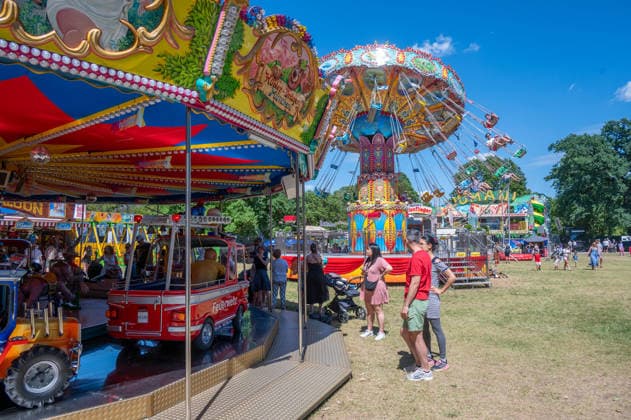 Muenchen, 68. Magdalenenfest im Koeniglichen Hirschgarten,.Kinderkarussell und Kettenflieger *** Munich, 68th Magdalenenfest at the Royal Hirschgarten, children s carousel, and chain-driven swing ride