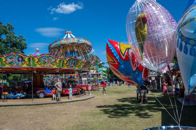 Muenchen, 68. Magdalenenfest im Koeniglichen Hirschgarten,.Kinderkarussell und Kettenflieger, Luftballone *** Munich, 68th Magdalene Festival at the Royal Hirschgarten, children s carousel and chain-driven rides, balloons