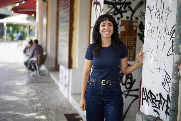 Mit Elif Eralp beim Wahlkampf in Kreuzberg ** NUR FÜR REDAKTIONELLE ZWECKE ** EDITORIAL USE ONLY **<p>Elif Eralp (Linke), Spitzenkandidatin für die Abgeordnetenhauswahl, steht vor ihrem Büro in der Zeughofstraße in Berlin-Kreuzberg. Deutschland Berlin Berlin Copyright: JörgxCarstensen *** With Elif Eralp on the campaign trail in Kreuzberg ** FOR EDITORIAL USE ONLY ** EDITORIAL USE ONLY ** p Elif Eralp of the Left Party, the party’s top candidate for the House of Representatives election, stands in front of her office on Zeughofstraße in Berlin’s Kreuzberg district, Germany. Berlin. Berlin. Copyright JörgxCarstensen Copyright: JörgxCarstensen doc86kldfuetw3oxrzdo7p ,EDITORIAL USE ONLY