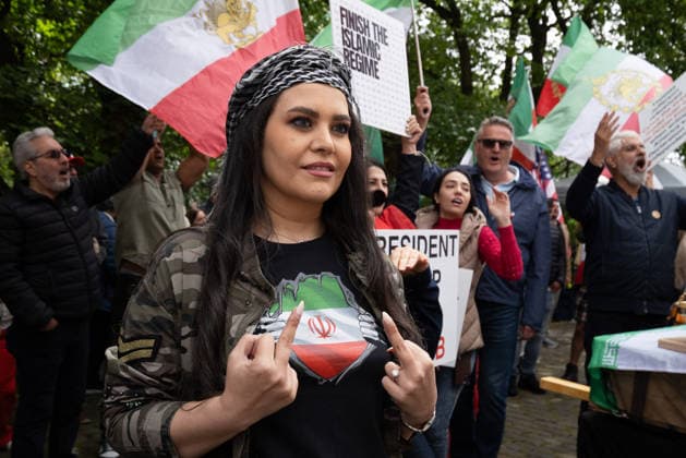 News Bilder des Tages July 4, 2026, Edinburgh, Scotland, UK: Members of ScotlandÃ¢â‚¬â ¢s Iranian community opposed to the Islamic Republic demonstrated outside the U.S. Consulate in Edinburgh under the banner Ã¢â‚¬oeDonÃ¢â‚¬â ¢t Deal With TerroristsÃ¢â‚¬Â?. Held to coincide with AmericaÃ¢â‚¬â ¢s Independence Day, the protestors argued that engaging with IranÃ¢â‚¬â ¢s Islamic Republic is contrary to AmericaÃ¢â‚¬â ¢s values and ideals. Edinburgh UK - ZUMAs357 20260704_zip_s357_018 Copyright: xCameronxScottx