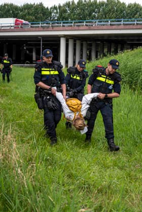 July 4, 2026, Utrecht, Utrecht, Netherlands: 4 July 2026, Utrecht, the Netherlands. Dutch police carry a climate activist being arrested for attempting to block a major Dutch highway. Climate activists from Extinction Rebellion and Utrecht for Palestine blocked the A12 highway near Utrecht, Netherlands, demanding an end to billions in annual fossil fuel subsidies. Utrecht Netherlands  - ZUMAp202 20260704_zip_p202_003 Copyright: xJamesxPetermeierx