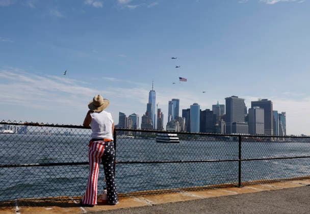 News Themen der Woche KW27 News Bilder des Tages A spectator watches as military helicopters perform a flyover as part of Sail4th 250, a celebration for America s 250th anniversary, in New York City on Saturday, July 4, 2026. The event includes over 100 tall ships and navy vessels from more than 30 nations.  NYP20260704220 JOHNxANGELILLO