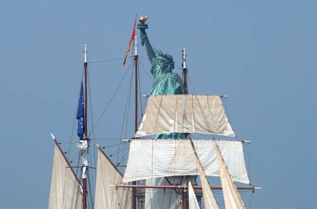 The tall ship USCGC Eagle from the United States sails past the Statue of Liberty as part of Sail4th 250, a celebration for America s 250th anniversary, in New York City on Saturday, July 4, 2026. The event includes over 100 tall ships and navy vessels from more than 30 nations.  NYP202607042214 JOHNxANGELILLO