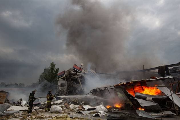 Russian airstrike on a supermarket in Kramatorsk KRAMATORSK, UKRAINE JULY 4, 2026: A supermarket is heavily damaged following a Russian airstrike in Kramatorsk, Donetsk Oblast, Ukraine, on July 4, 2026. Local authorities and media reported that several people were injured in the attack as emergency services responded to the scene. Kramatorsk Donetsk Ukraine Copyright: x xFranciscoxRichartxBarbeirax xJNAxPressx