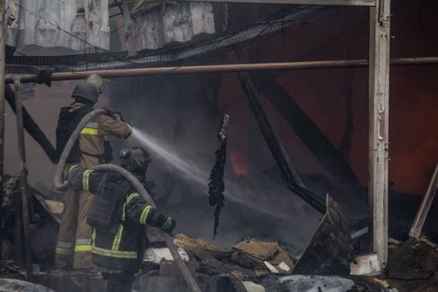 Russian airstrike on a supermarket in Kramatorsk KRAMATORSK, UKRAINE JULY 4, 2026: A supermarket is heavily damaged following a Russian airstrike in Kramatorsk, Donetsk Oblast, Ukraine, on July 4, 2026. Local authorities and media reported that several people were injured in the attack as emergency services responded to the scene. Kramatorsk Donetsk Ukraine Copyright: x xFranciscoxRichartxBarbeirax xJNAxPressx