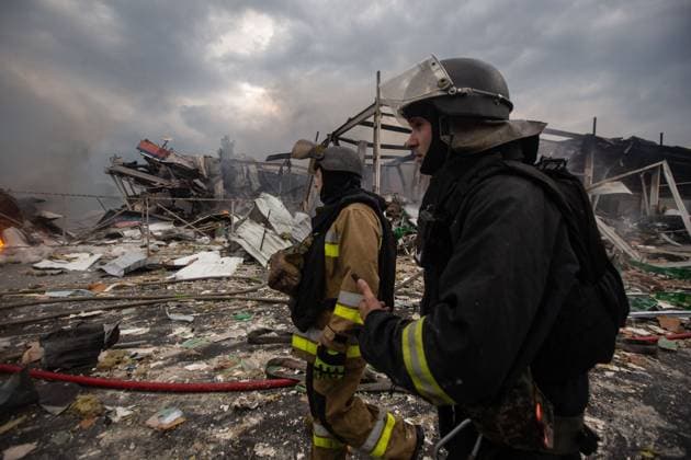 Russian airstrike on a supermarket in Kramatorsk KRAMATORSK, UKRAINE JULY 4, 2026: A supermarket is heavily damaged following a Russian airstrike in Kramatorsk, Donetsk Oblast, Ukraine, on July 4, 2026. Local authorities and media reported that several people were injured in the attack as emergency services responded to the scene. Kramatorsk Donetsk Ukraine Copyright: x xFranciscoxRichartxBarbeirax xJNAxPressx