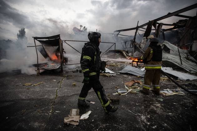 Russian airstrike on a supermarket in Kramatorsk KRAMATORSK, UKRAINE JULY 4, 2026: A supermarket is heavily damaged following a Russian airstrike in Kramatorsk, Donetsk Oblast, Ukraine, on July 4, 2026. Local authorities and media reported that several people were injured in the attack as emergency services responded to the scene. Kramatorsk Donetsk Ukraine Copyright: x xFranciscoxRichartxBarbeirax xJNAxPressx