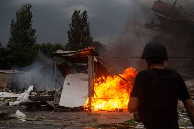 Russian airstrike on a supermarket in Kramatorsk KRAMATORSK, UKRAINE JULY 4, 2026: A supermarket is heavily damaged following a Russian airstrike in Kramatorsk, Donetsk Oblast, Ukraine, on July 4, 2026. Local authorities and media reported that several people were injured in the attack as emergency services responded to the scene. Kramatorsk Donetsk Ukraine Copyright: x xFranciscoxRichartxBarbeirax xJNAxPressx