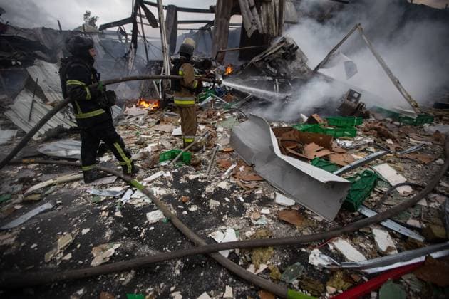 Russian airstrike on a supermarket in Kramatorsk KRAMATORSK, UKRAINE JULY 4, 2026: A supermarket is heavily damaged following a Russian airstrike in Kramatorsk, Donetsk Oblast, Ukraine, on July 4, 2026. Local authorities and media reported that several people were injured in the attack as emergency services responded to the scene. Kramatorsk Donetsk Ukraine Copyright: x xFranciscoxRichartxBarbeirax xJNAxPressx